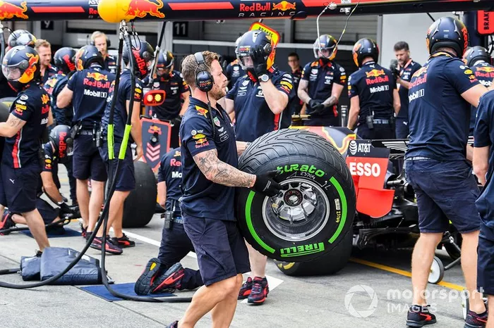 Red Bull Racing pit stop practice 