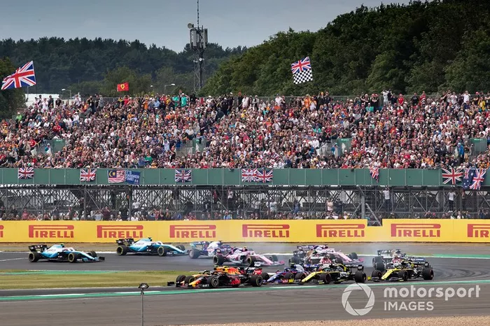 Pierre Gasly, Red Bull Racing RB15, Lando Norris, McLaren MCL34, al inicio