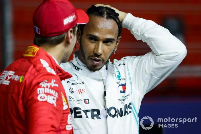 Sebastian Vettel, Ferrari, parla con Lewis Hamilton, Mercedes AMG F1
