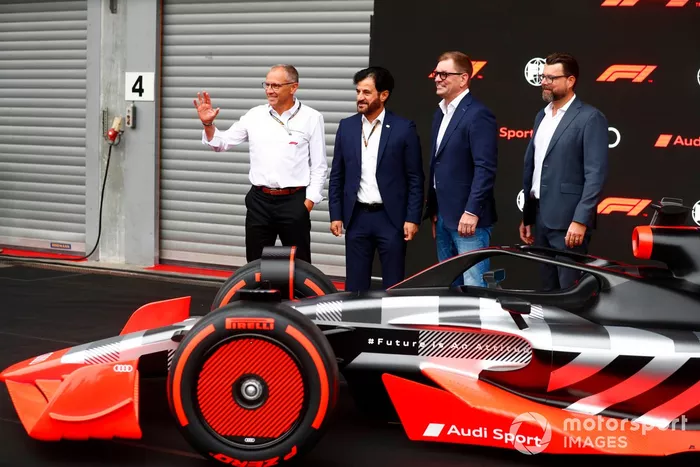 Stefano Domenicali, CEO de la Fórmula 1, con Mohammed bin Sulayem, Presidente de la FIA, El concept de Audi Sport F1, Stefano Domenicali, CEO de la Fórmula 1, Mohammed bin Sulayem, Presidente de la FIA, Markus Duesmann, Presidente del Consejo de Administración de Audi AG y Oliver Hoffmann, Jefe de Desarrollo Técnico de Audi Sport GmbH