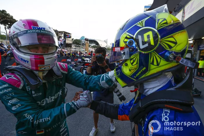 Sebastian Vettel, Aston Martin, 2ª posición, es felicitado por Lando Norris, McLaren, en el Parc Ferme