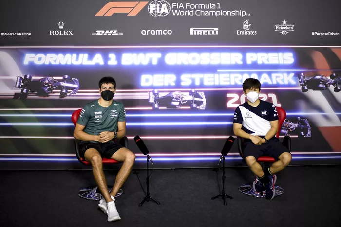 Lance Stroll, Aston Martin, Yuki Tsunoda, AlphaTauri en la conferencia de prensa