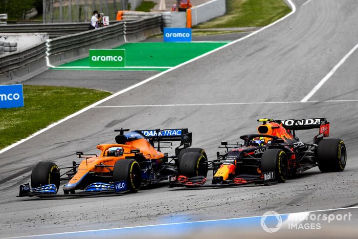 Daniel Ricciardo, McLaren MCL35M, e Sergio Perez, Red Bull Racing RB16B