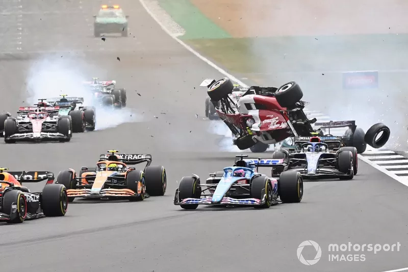 L'incidente che ha coinvolto Zhou Guanyu, Alfa Romeo C42, George Russell, Mercedes W13 alla partenza della gara