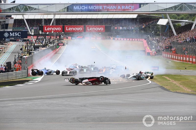 La carrera se pone en marcha y se produce un enorme accidente en el que se ven involucrados George Russell, Mercedes W13, Zhou Guanyu, Alfa Romeo C42, Alex Albon, Williams FW44, Esteban Ocon, Alpine A522, Yuki Tsunoda, AlphaTauri AT03
