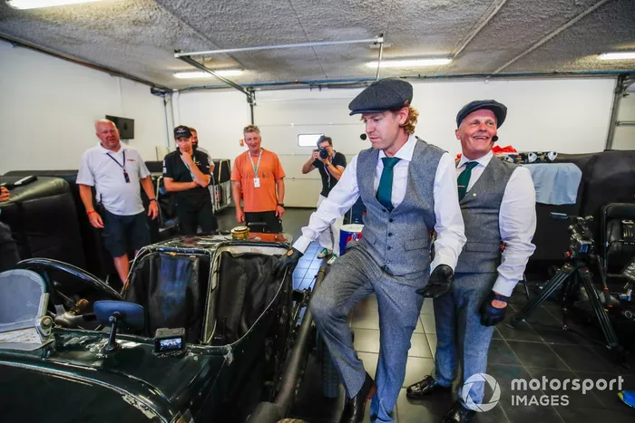 Sebastian Vettel, Aston Martin, Johnny Herbert, Sky TV, en el Aston Martin Green Pea TT1 de 1922