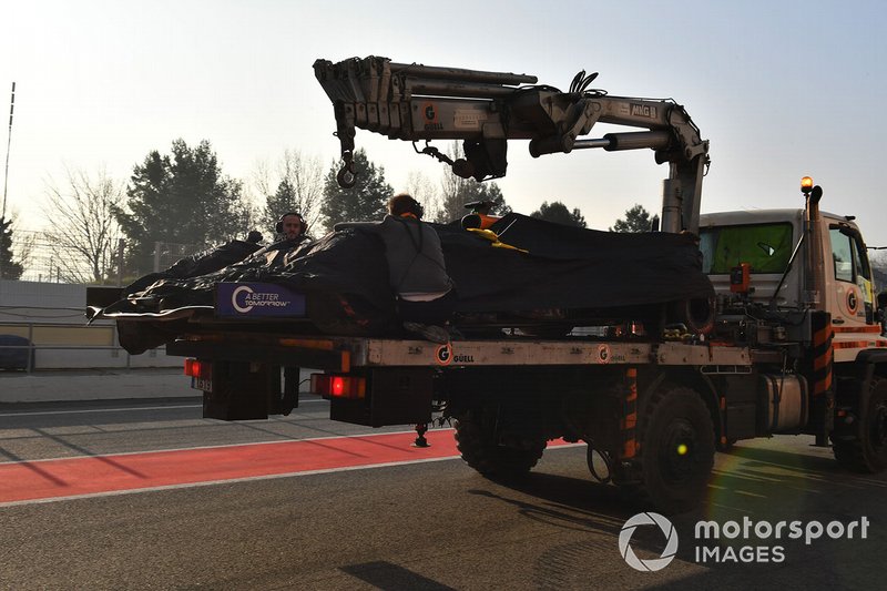 La monoposto di Lando Norris, McLaren, viene riportata ai box