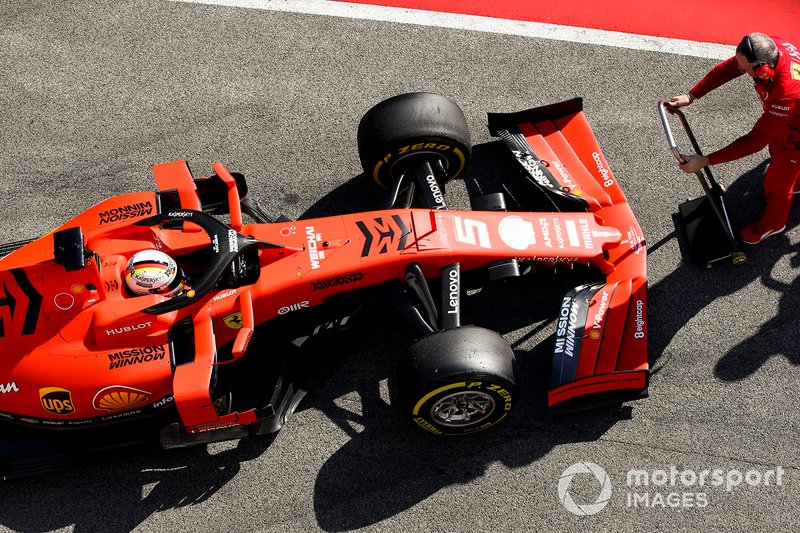 Sebastian Vettel, Ferrari SF90, in pit lane con un meccanico
