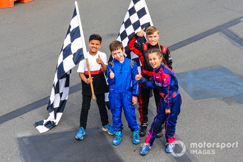 Des Grid Kids posent pour des photos