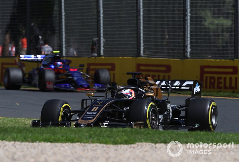 Romain Grosjean, Haas F1 Team VF-19, precede Alexander Albon, Toro Rosso STR14