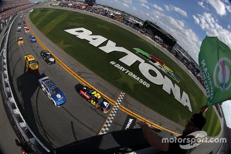 Start zum 61. Daytona, Auftakt der NASCAR Cup-Saison 2019: William Byron, Hendrick Motorsports, Chevrolet Camaro Axalta, führt