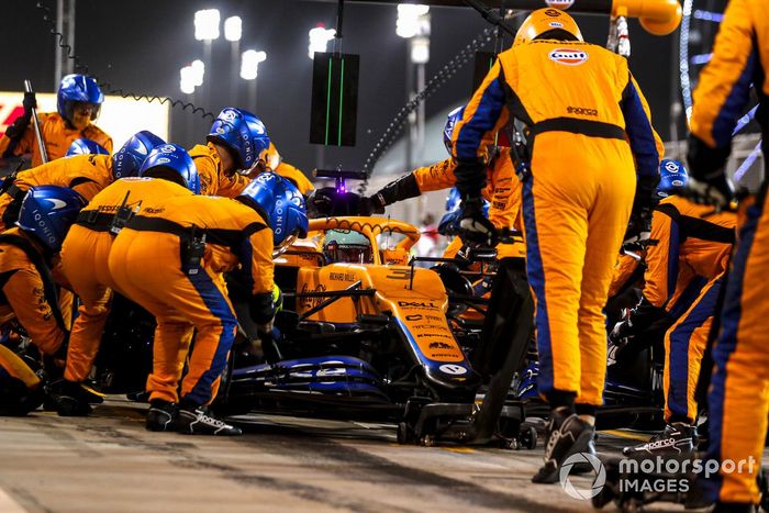 Daniel Ricciardo, McLaren MCL35M, pit stop