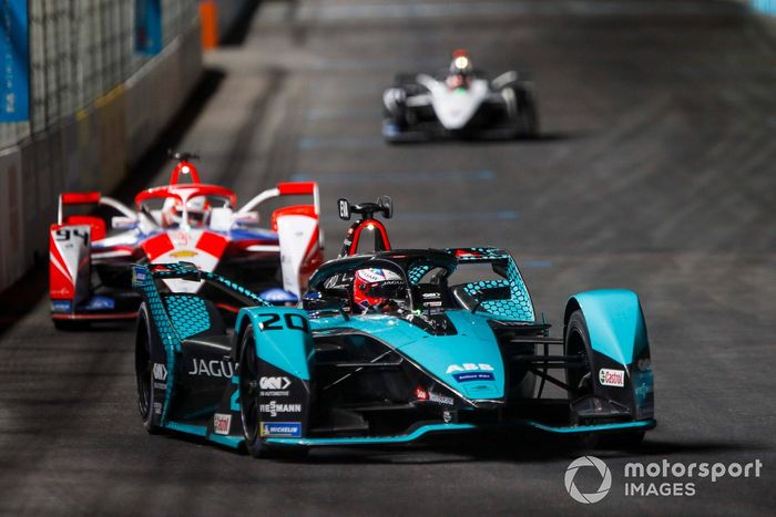 Mitch Evans, Panasonic Jaguar Racing, Jaguar I-Type 5, leads Alex Lynn, Mahindra Racing, M7Electro