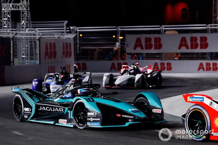 Sam Bird, Panasonic Jaguar Racing, Jaguar I-Type 5, Maximilian Guenther, BMW I Andretti Motorsports, BMW iFE.21