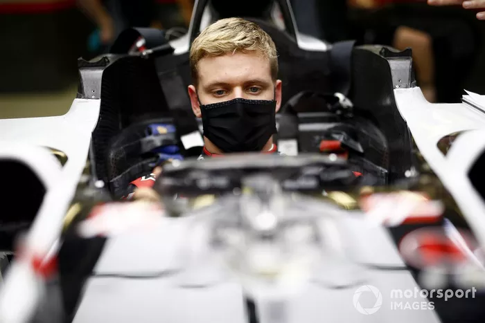 Mick Schumacher ajustando su asiento de Haas F1, Haas VF20