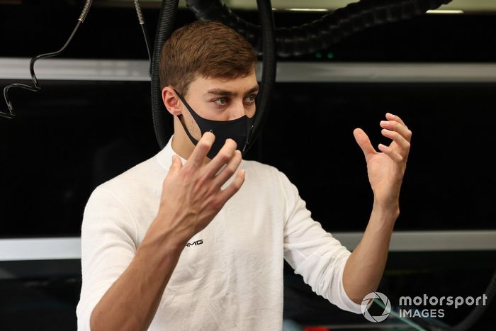 George Russell, Mercedes-AMG F1 en el garaje