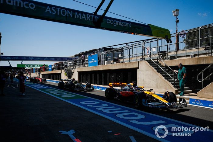 Oscar Piastri, McLaren MCL60, Lewis Hamilton, Mercedes F1 W14, en boxes