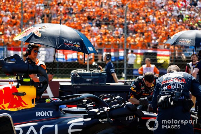 Mecánicos en la parrilla con el coche de Sergio Pérez, Red Bull Racing RB19