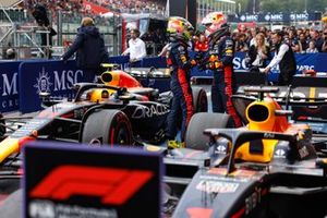 Max Verstappen, Red Bull Racing, 1ª posición, celebra su llegada al Parc Ferme
