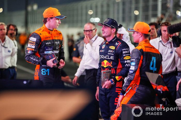 Oscar Piastri, McLaren, 1ª posición, Max Verstappen, Red Bull Racing, 2ª posición, Lando Norris, McLaren, 3ª posición, charla en Parc Ferme tras la carrera Sprint.