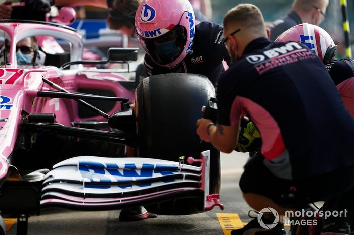 El equipo de Racing Point practica una pit stop con el monoplaza de Nico Hulkenberg Racing Point RP20 