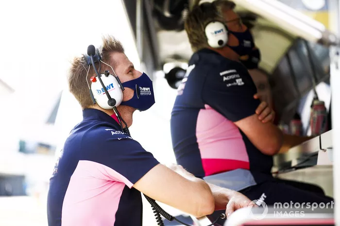 Nico Hulkenberg, Racing Point en el pitwall con Otmar Szafnauer, Director del equipo y CEO, Racing Point