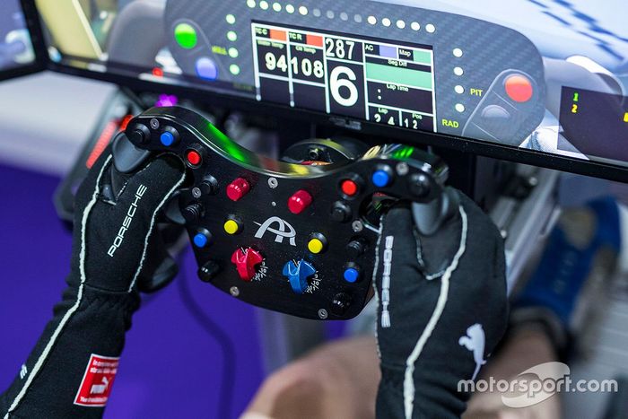 Porsche Esports Team detalle del volante
