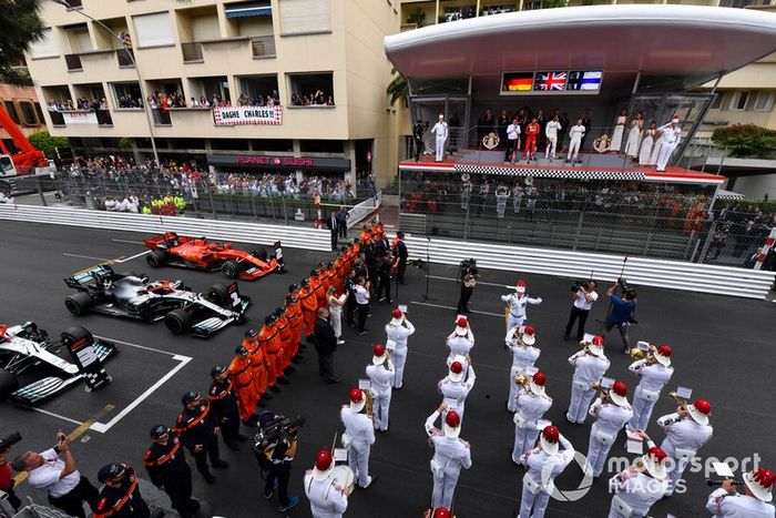 Una banda de música toca los himnos nacionales para la ceremonia del podio