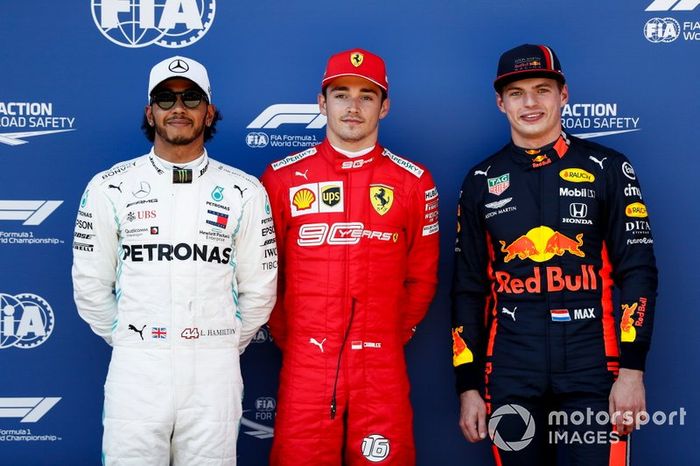 Segundo Lewis Hamilton, Mercedes AMG F1, ganador de la pole Charles Leclerc, Ferrari y tercero Max Verstappen, Red Bull Racing en Parc Ferme 