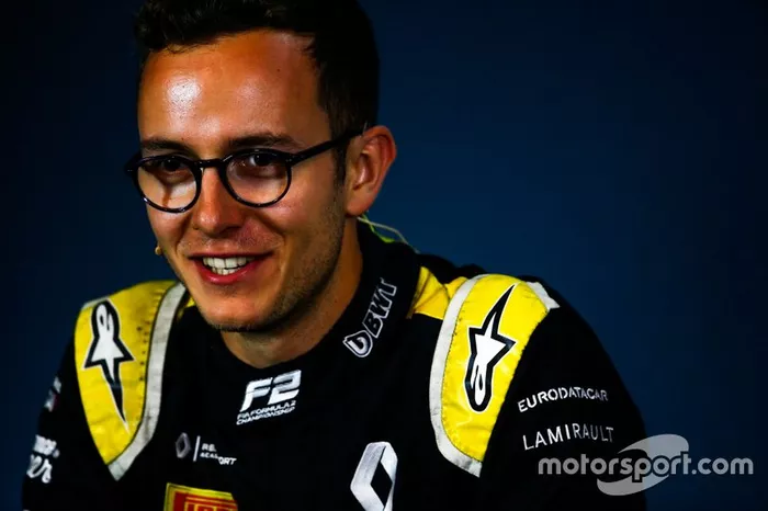 Su gran éxito en la GP3 2018 le hizo ganarse el total apoyo de Renault, que le tenía en su programa de jóvenes pilotos.