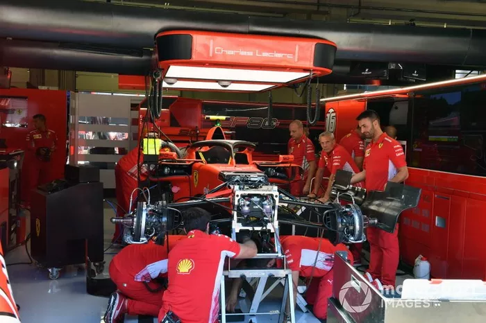 Mecánicos de Ferrari trabajan en el coche de Charles Leclerc, Ferrari SF90, en el box