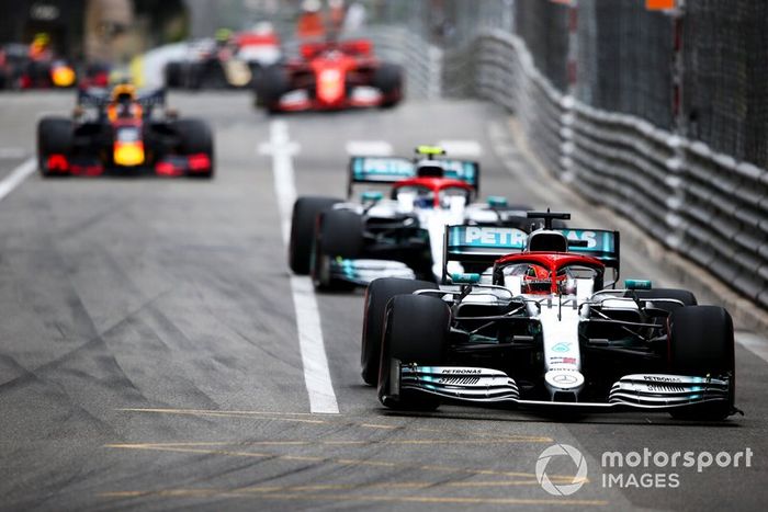 Lewis Hamilton, Mercedes AMG F1 W10 lidera a Valtteri Bottas, Mercedes AMG W10  al inicio
