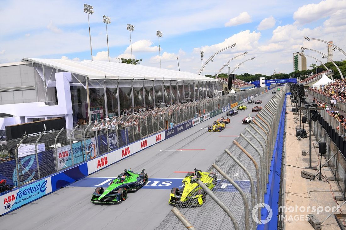 Sebastien Buemi Envision Racing Jaguar I-TYPE 7 adelanta a Dan Ticktum Kiro Race Co Porsche 99X Electric WCG3