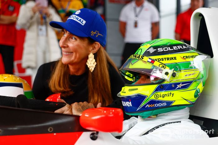 Lewis Hamilton y Viviane Senna, hermana de Ayrton Senna, celebran a Ayrton Senna