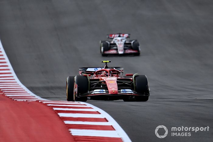 Carlos Sainz, Ferrari SF-24, Kevin Magnussen, Haas VF-24