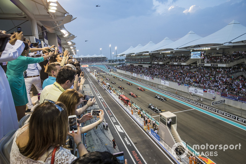 Lewis Hamilton, Mercedes AMG F1 W09 EQ Power+, precede Valtteri Bottas, Mercedes AMG F1 W09 EQ Power+, Sebastian Vettel, Ferrari SF71H, Kimi Raikkonen, Ferrari SF71H, e il resto del gruppo, alla partenza