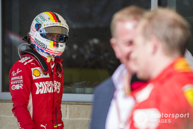 Sebastian Vettel, Ferrari, mira a Kimi Raikkonen, Ferrari, entrevistado por Martin Brundle, Sky Sports F1.