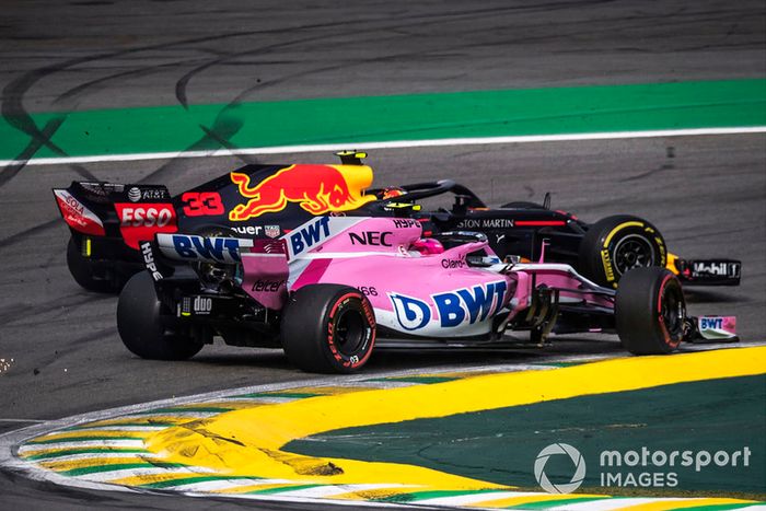 El líder Max Verstappen, Red Bull Racing RB14 choca con Esteban Ocon, Racing Point Force India VJM11 