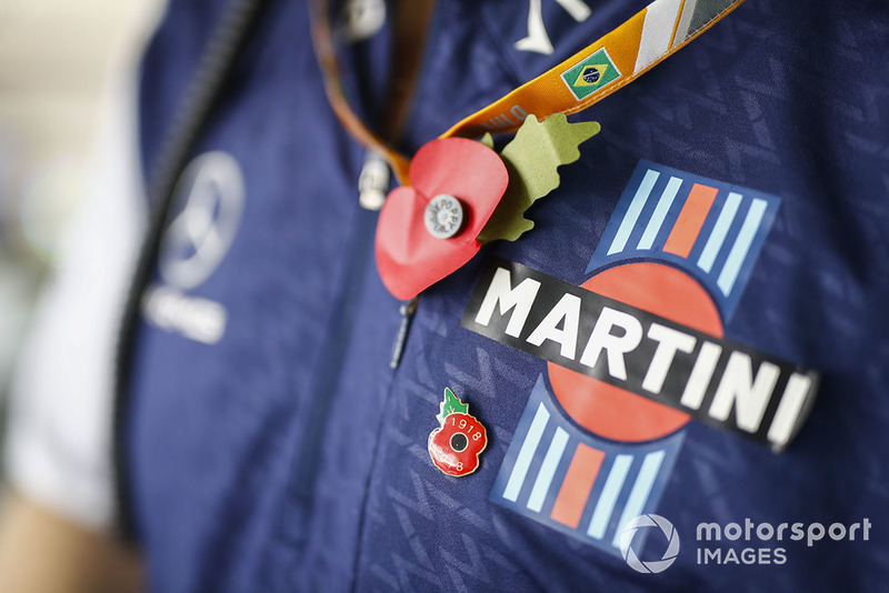 Una pin se usa en la camisa de un miembro del equipo Williams