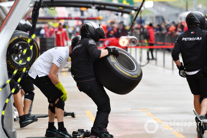 Mercedes AMG F1 тренує піт-стопи