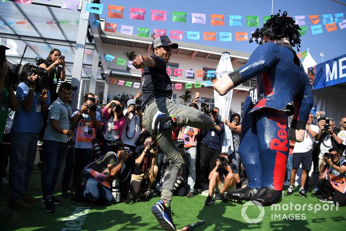 Daniel Ricciardo, Red Bull Racing le pega a su piñata