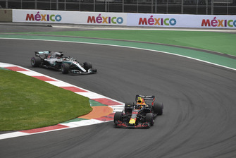 Max Verstappen, Red Bull Racing RB14 leads Lewis Hamilton, Mercedes-AMG F1 W09