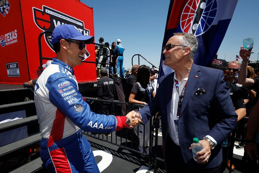 Joey Logano, Team Penske Ford, Mark Faber, wiceprezes wykonawczy i dyrektor generalny, Texas Motor Speedway