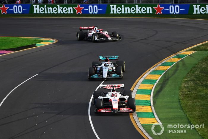 Kevin Magnussen, Haas VF-22, George Russell, Mercedes W13, Valtteri Bottas, Alfa Romeo C42