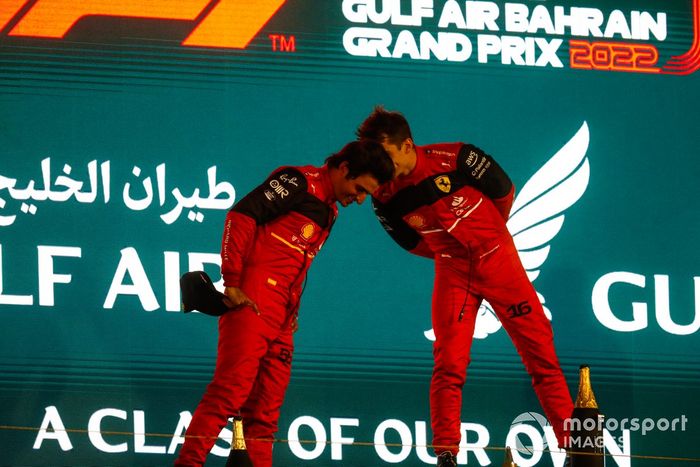 Podio: ganador Charles Leclerc, Ferrari, segundo lugar, Carlos Sainz Jr.