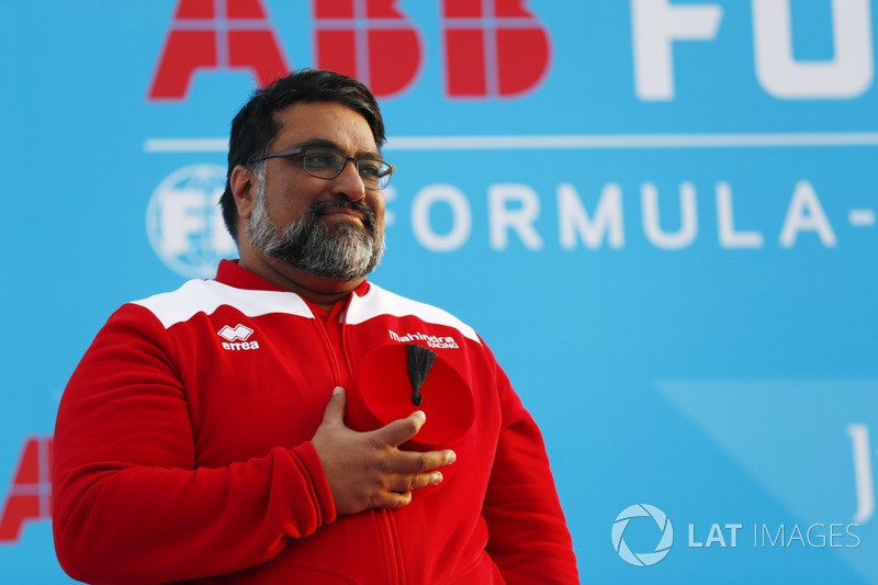 Dilbagh Gill, CEO, y director de Mahindra Racing, en el podio