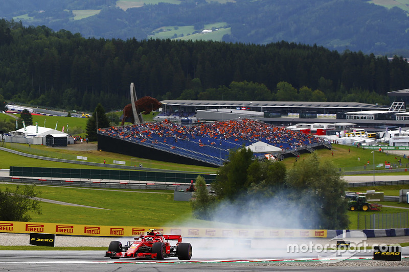 Kimi Raikkonen, Ferrari SF71H, mira una rueda