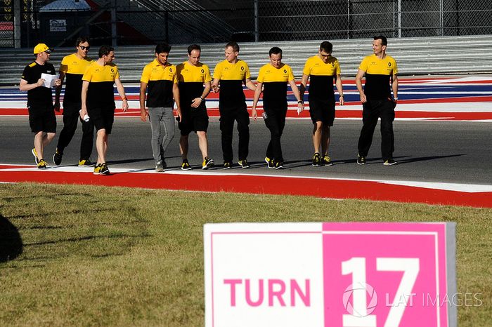 Carlos Sainz Jr., Renault Sport F1 Team camina con el equipo por el circuito