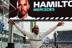 Yarışın kazananı Lewis Hamilton, Mercedes-AMG F1 W09 kapalı parkta zaferi kutluyor