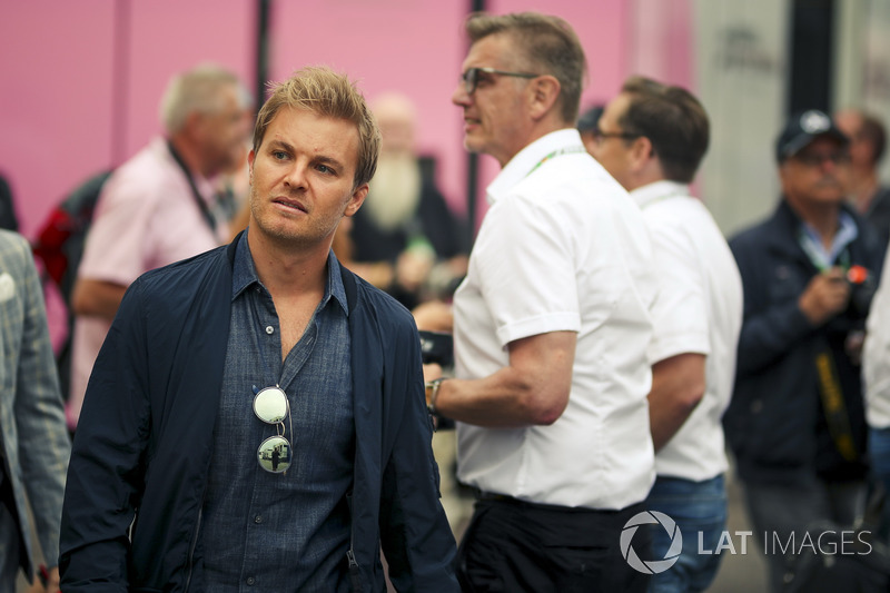 “Lewis não teve culpa, porque ele deixou muito espaço. Não há nada pelo qual você possa culpá-lo. Sebastian faz a curva aberta, atinge Lewis e roda. Foi o fim, 110% culpa de Sebastian.”